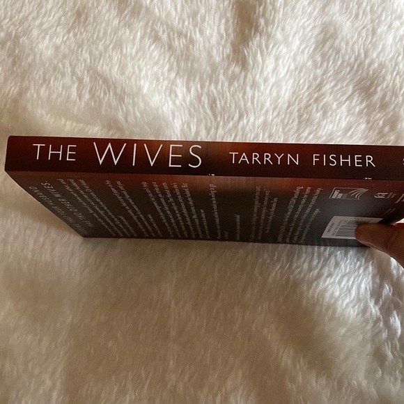 EUC Paperback book “The Wives” by Tarryn Fisher 🌸 BUY 2/$9 - Picture 5 of 6